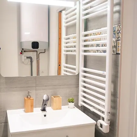 Balcon Du Champ De Mars - #parking #air Conditioner #clim アパート アングレーム